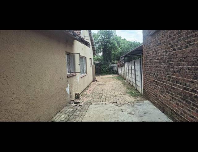 17 BEDROOM HOUSE FOR SALE IN KEMPTON PARK EXT 03